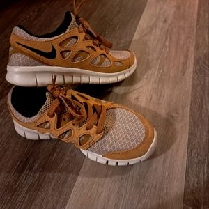 Women's Nike tennis shoes